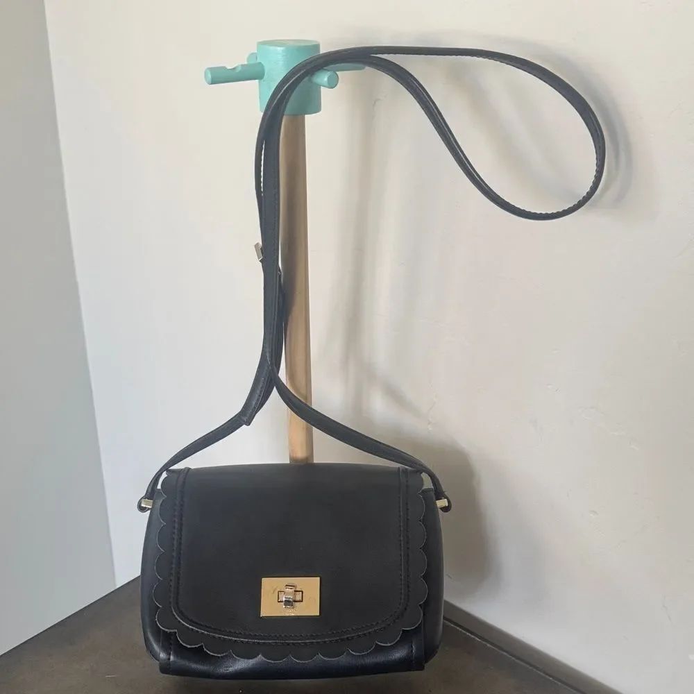 Kate Spade Classic Black Scalloped Leather Shoulder Crossbody Bag Versatile GUC